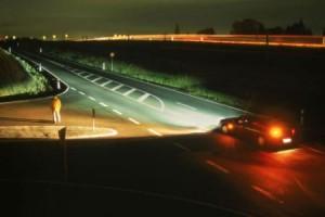 Auto auf Straße mit Nebel Kurvenlicht