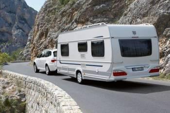 Auto mit Wohnwagen an der Anhängerkupplung